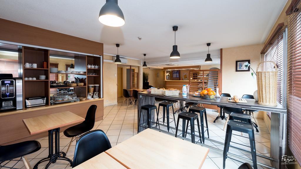 Hotel First Rodez Esterno foto